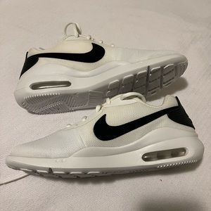 Women’s 8.5 Nike Air sneakers